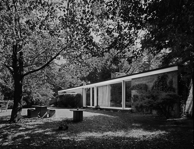 Philip Johnson’s first house, for Richard Booth, Bedford, NY, 1946. Robert Damora, Photographer, 1976